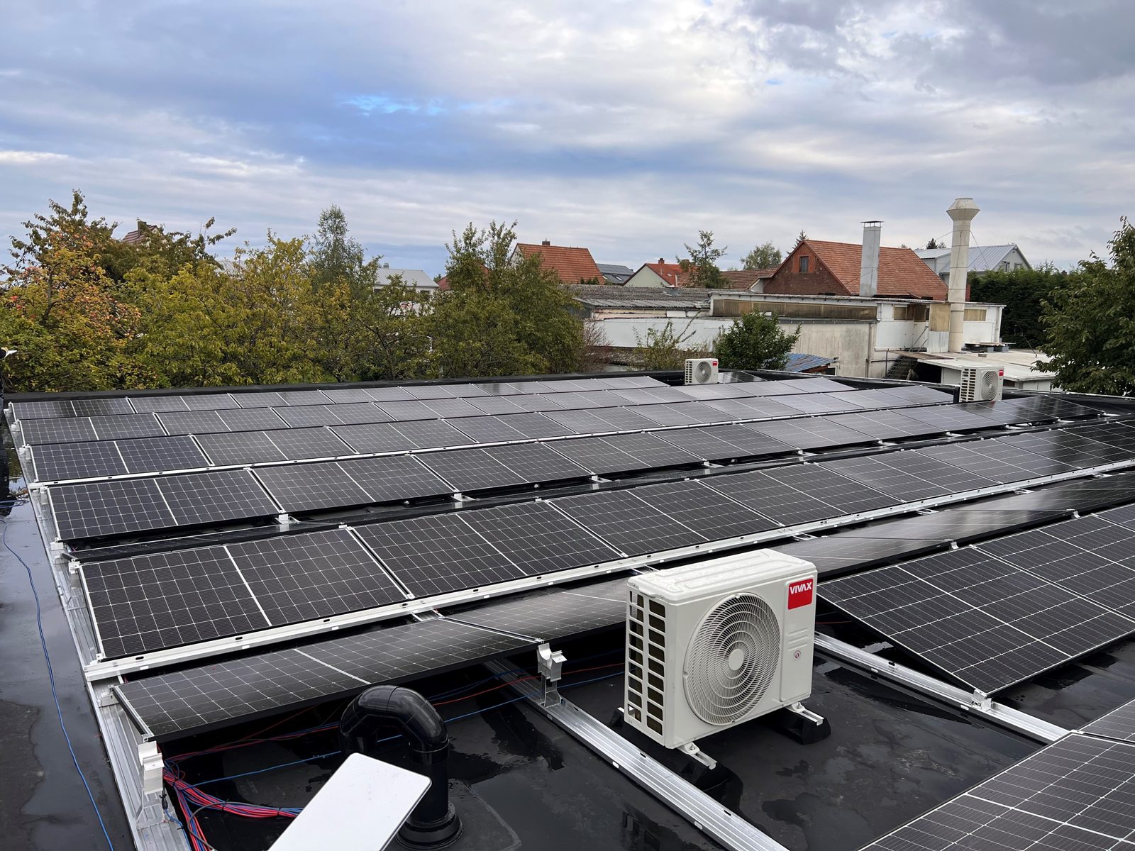 Aufgeständerte Photovoltaikanlage auf einem Flachdach