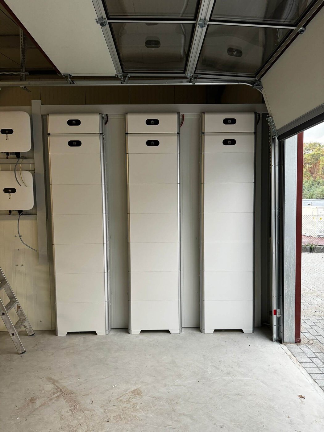 Großer Huawei-Batteriespeicher mit mehreren Türmen
