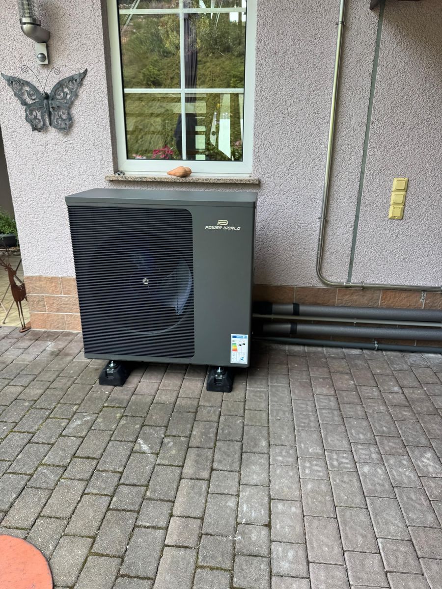 Power-World Luft-Wärmepumpe am Wohnhaus