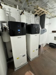 Modernes Industriegebäude von WEMA Energietechnik mit Fokus auf erneuerbare Energien und nachhaltige Technologien.